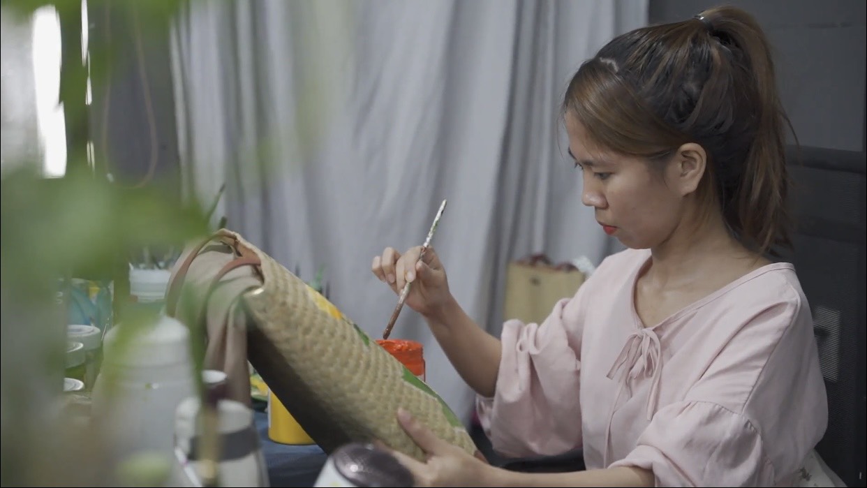 Vẽ tranh trên sản phẩm cỏ bàng