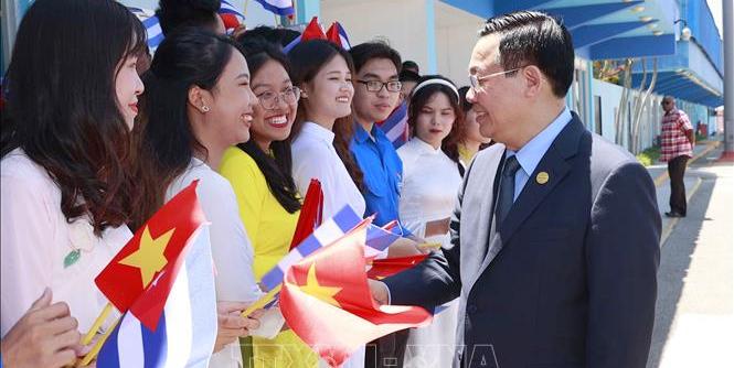 Chủ tịch Quốc hội Vương Đình Huệ bắt đầu thăm chính thức Cuba