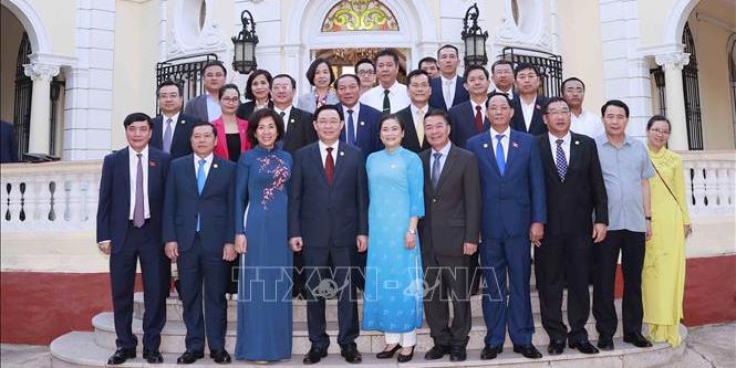 Chủ tịch Quốc hội Vương Đình Huệ gặp mặt đại diện Cộng đồng người Việt Nam tại Cuba