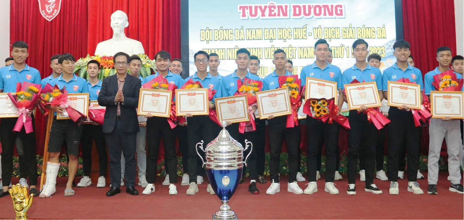 Bóng đá sinh viên Huế Chạm tay cúp vàng