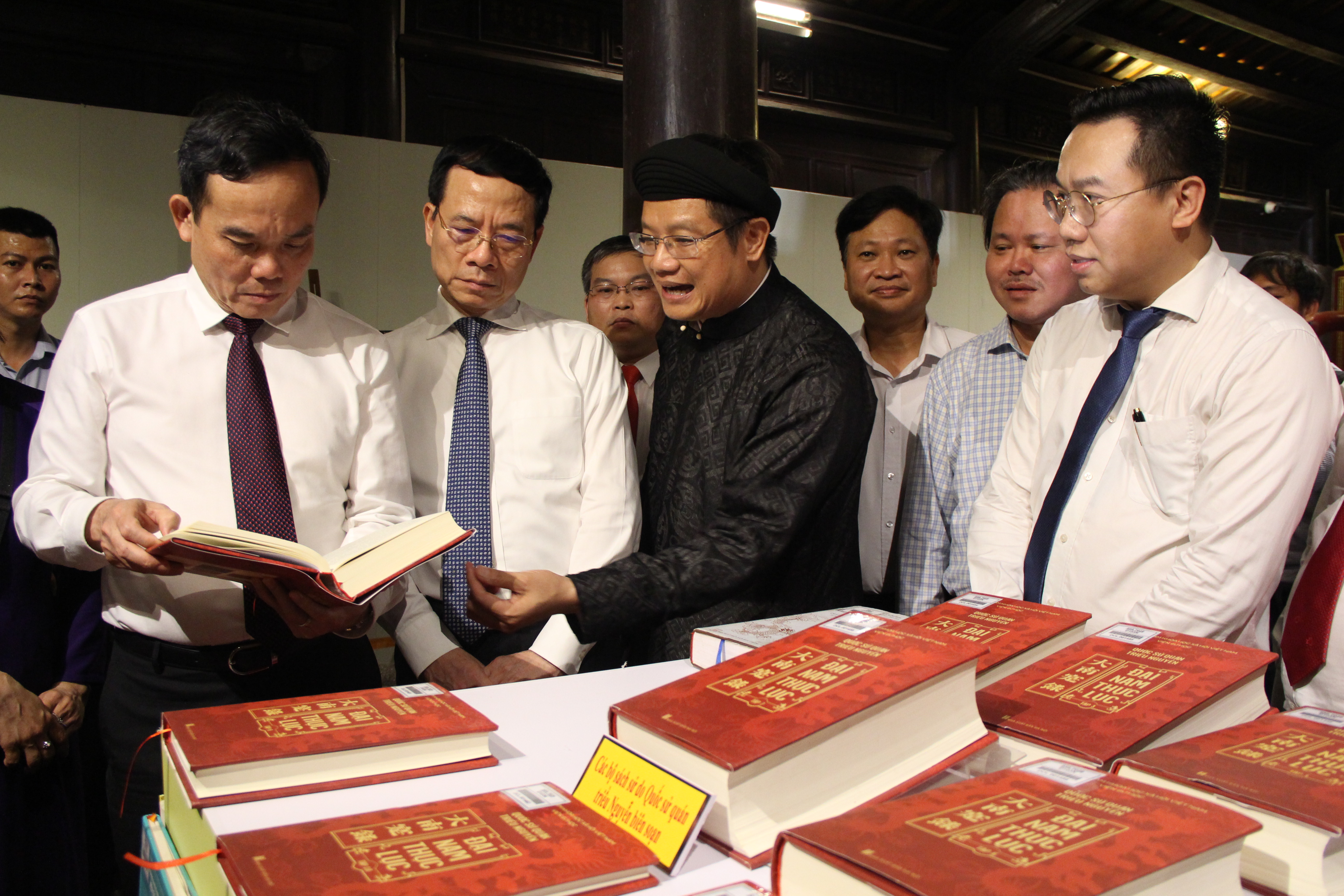 Tạo môi trường thuận lợi nhất để khuyến khích mọi người tham gia viết sách, đọc sách