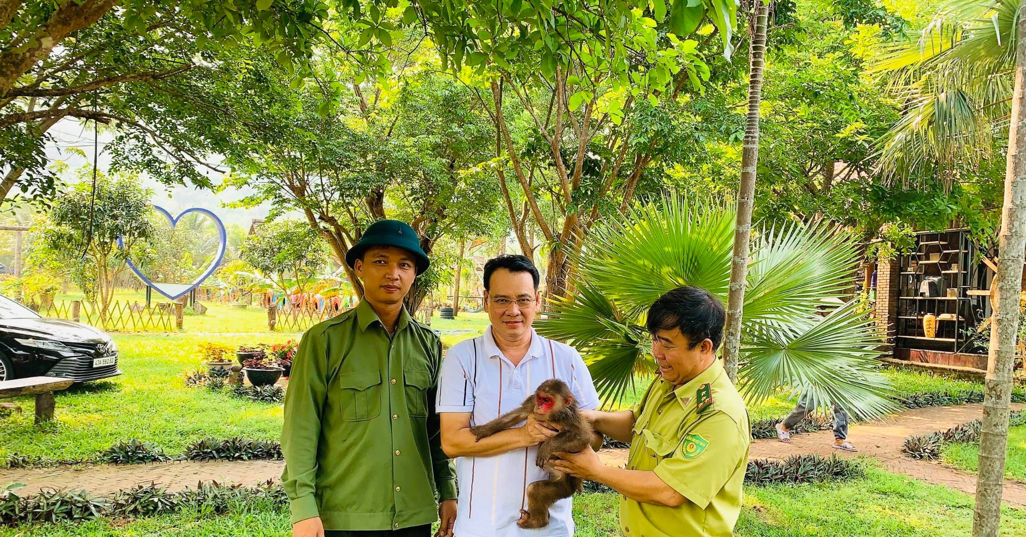 Tự nguyện giao nộp hai cá thể động vật rừng quý hiếm