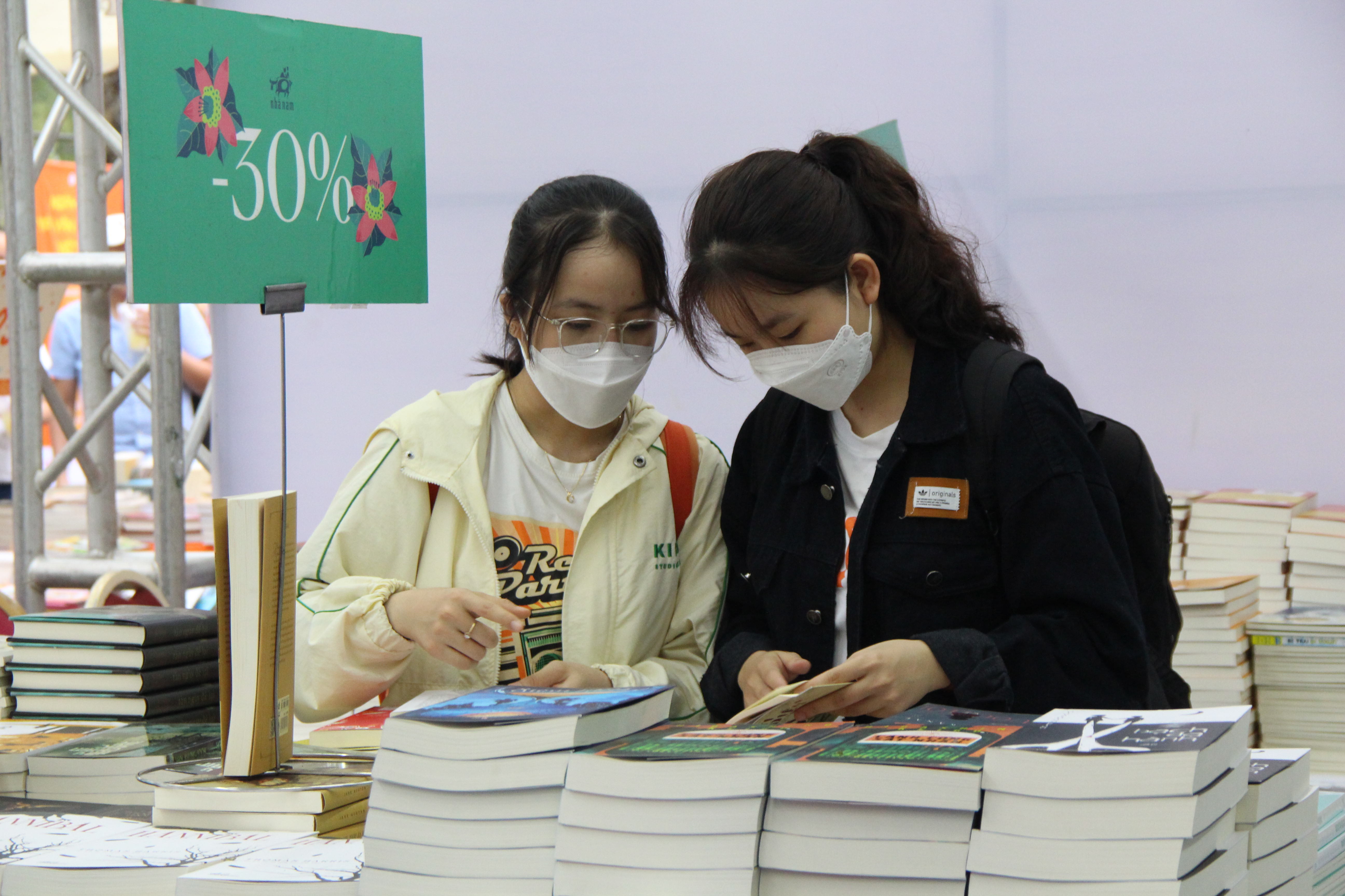 Người Huế hào hứng “săn” sách hay, giá ưu đãi