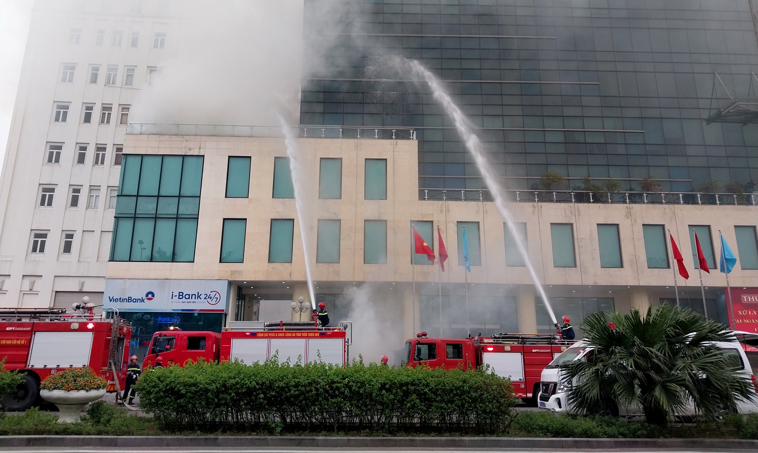 Giả định khống chế, bắt giữ 2 đối tượng cướp ngân hàng