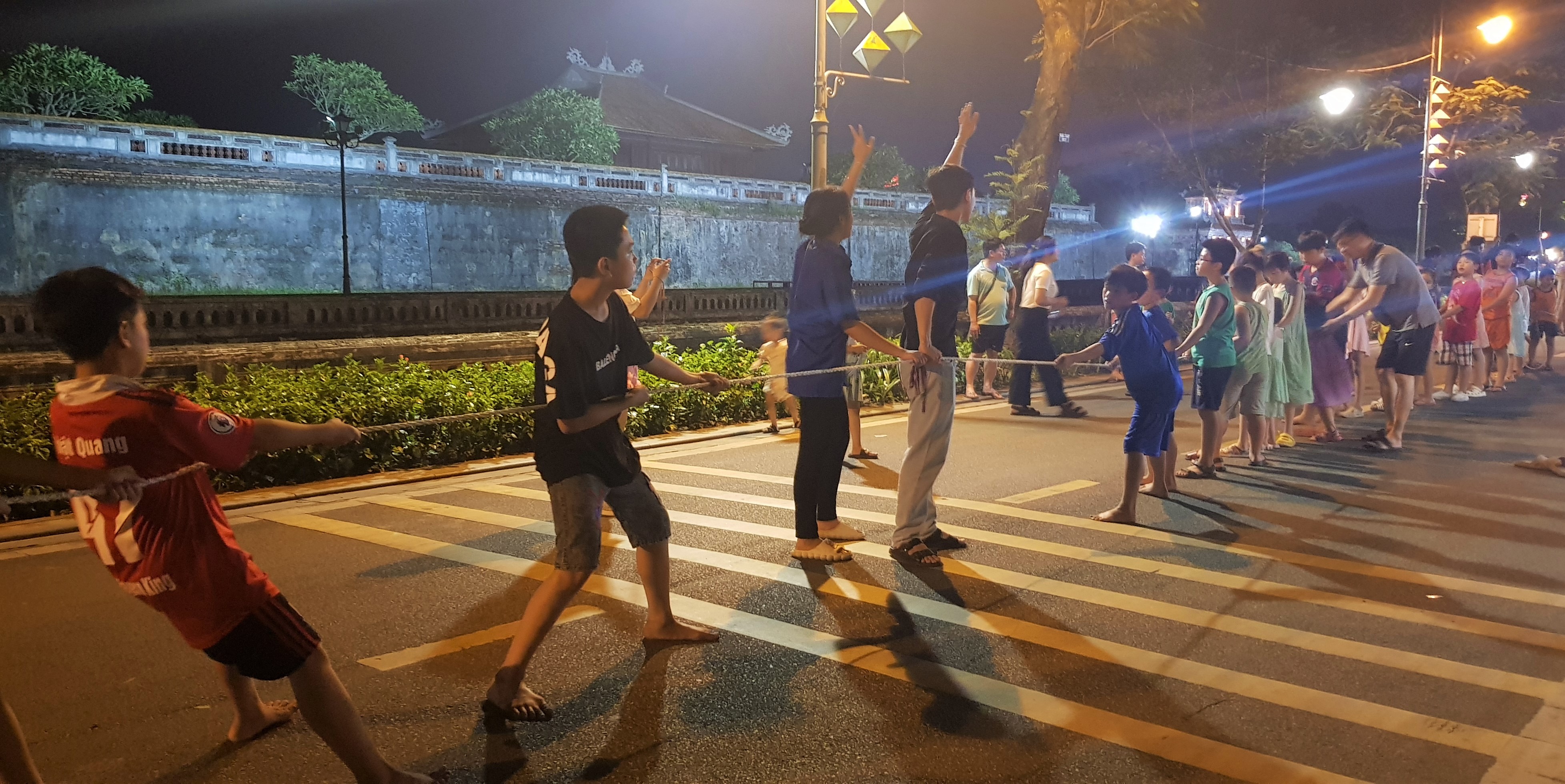 Trở lại tuổi thơ ở phố đi bộ Hoàng Thành