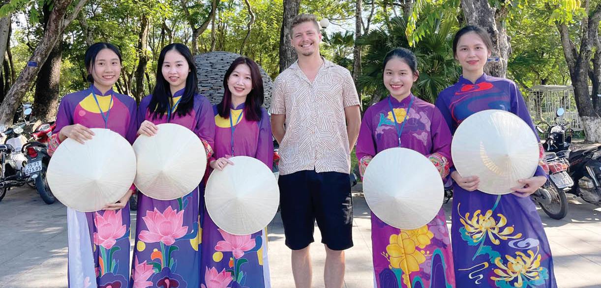 Háo hức tình nguyện phục vụ Festival Nghề truyền thống Huế