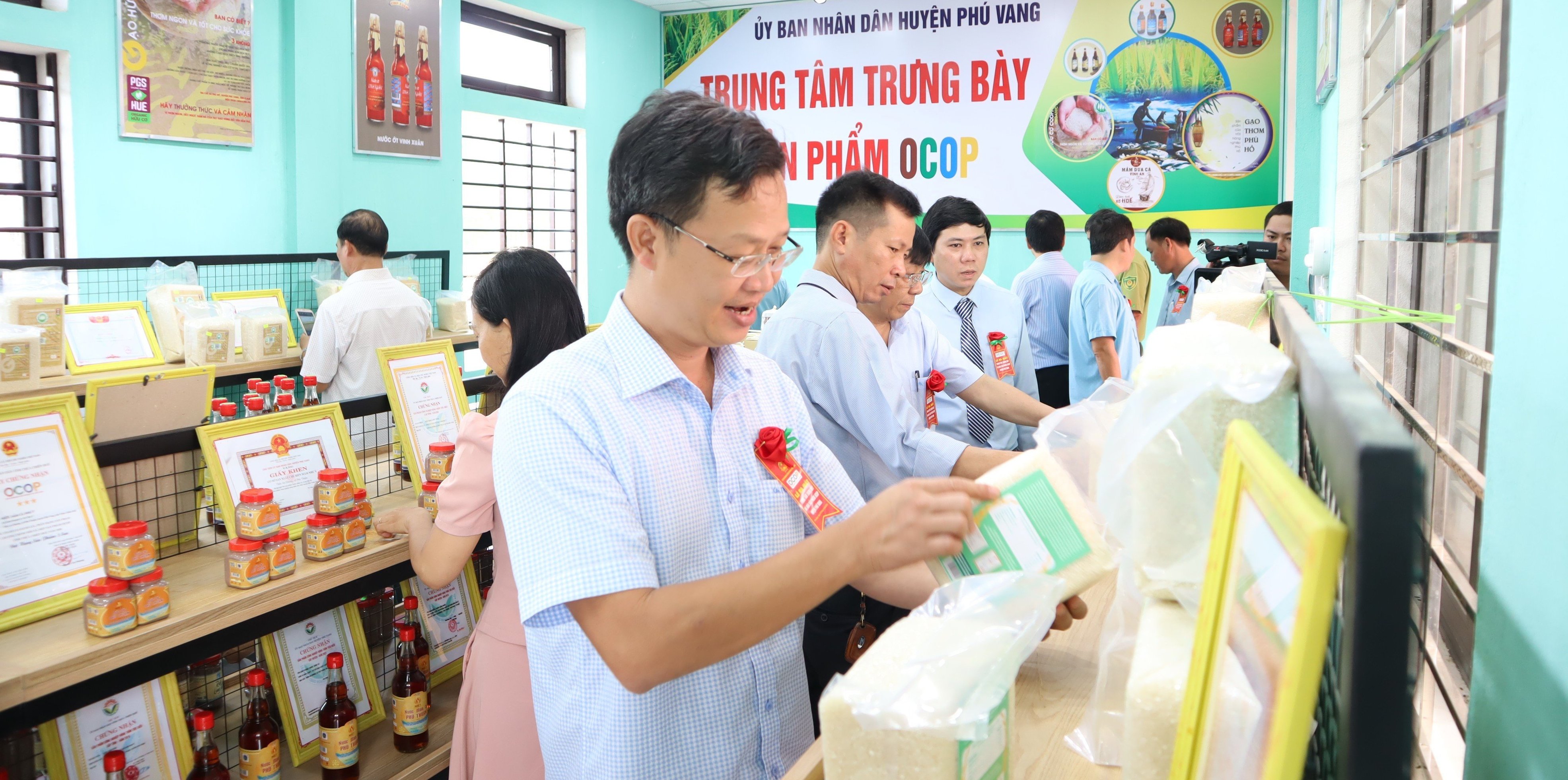 Ra mắt Trung tâm Trưng bày và bán sản phẩm OCOP huyện Phú Vang