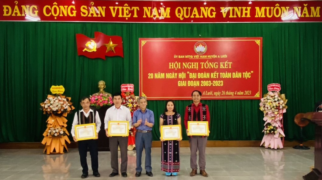 Trao 15 nhà Đại đoàn kết cho các hộ nghèo ở A Lưới