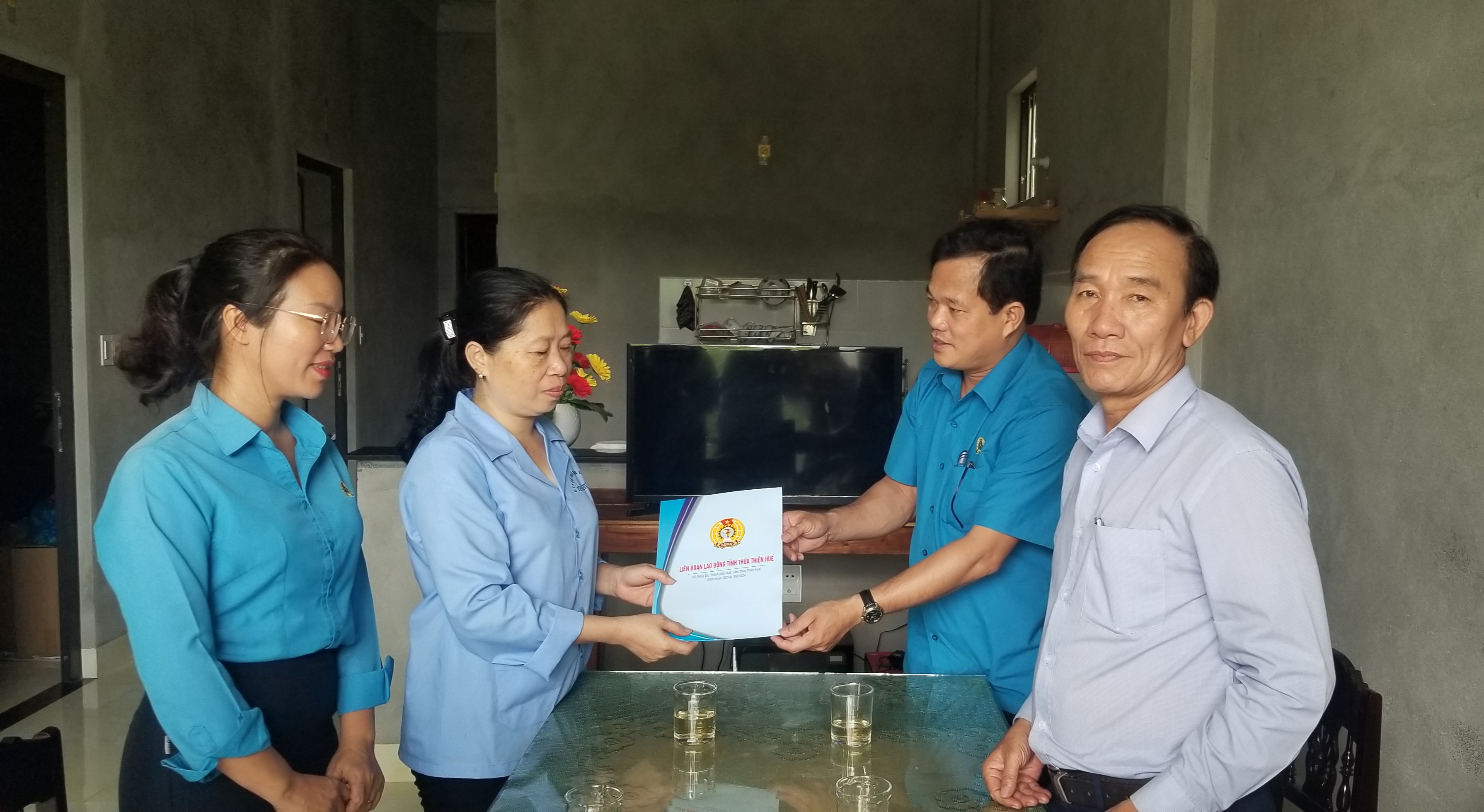 Thăm hỏi, động viên đoàn viên có hoàn cảnh khó khăn