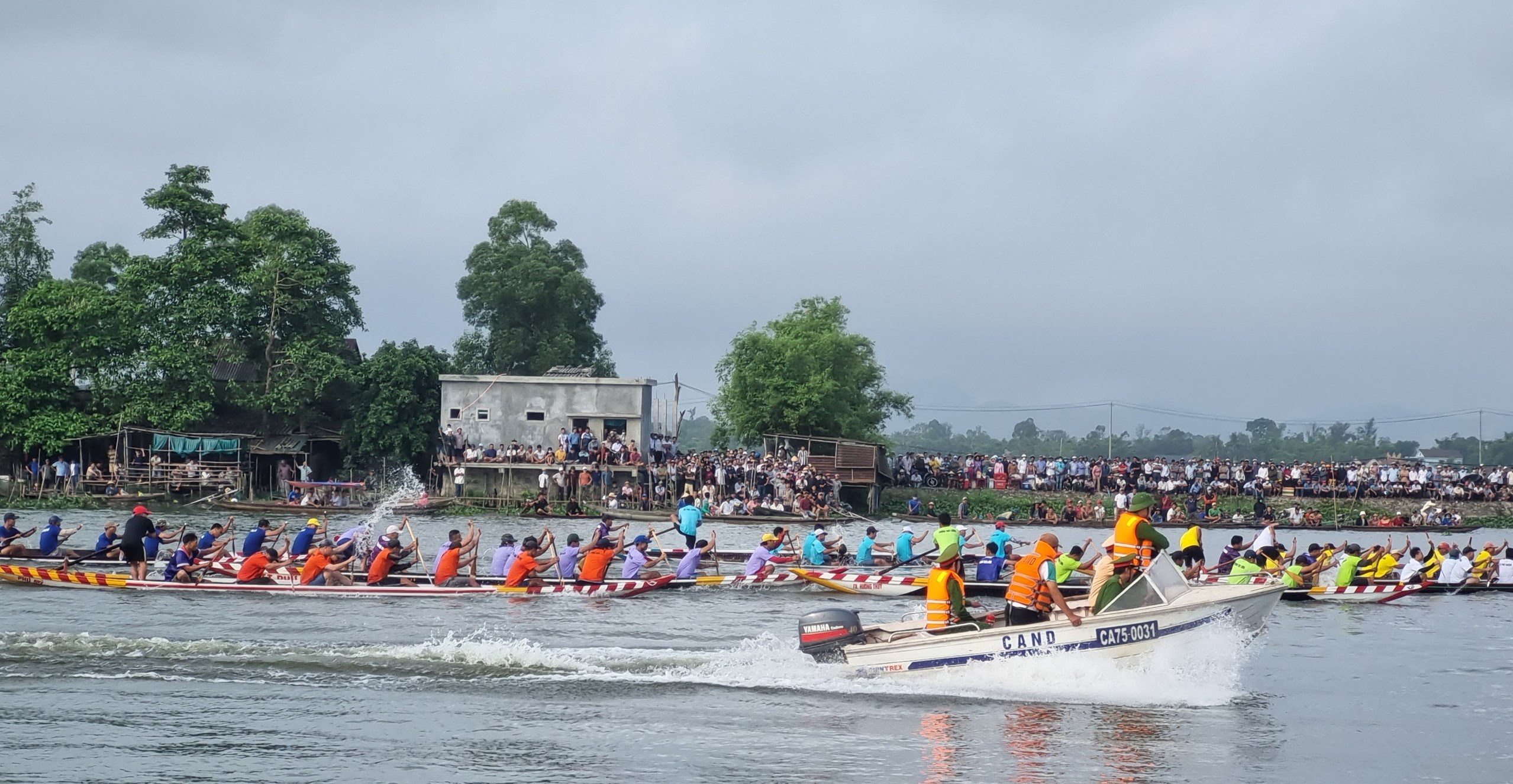 Nô nức giải đua ghe truyền thống huyện Phú Vang năm 2023