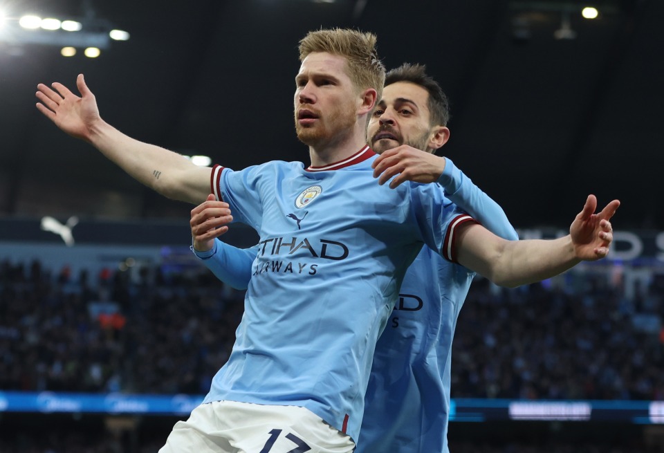 Hủy diệt Arsenal, Man xanh chạm một tay vào cúp vô địch