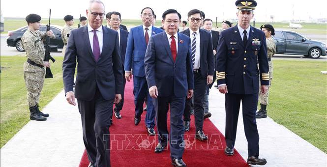 Chủ tịch Quốc hội Vương Đình Huệ bắt đầu thăm chính thức Cộng hòa Đông Uruguay