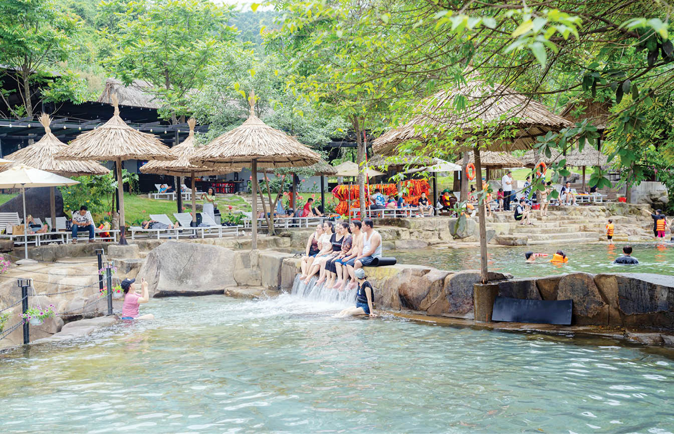 Vào mùa du lịch suối thác