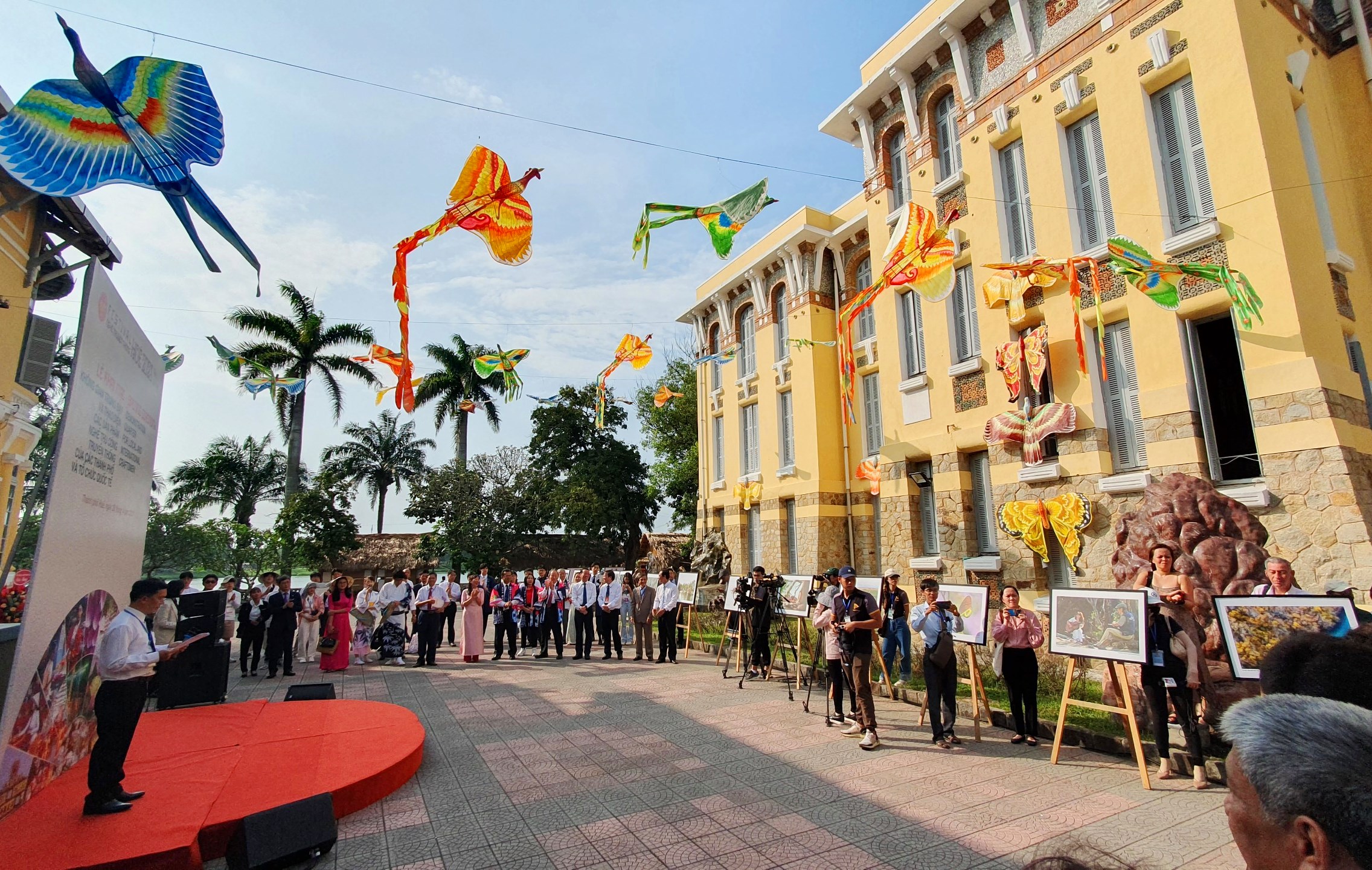 Trưng bày sản phẩm thủ công truyền thống đến từ Hàn Quốc, Nhật Bản