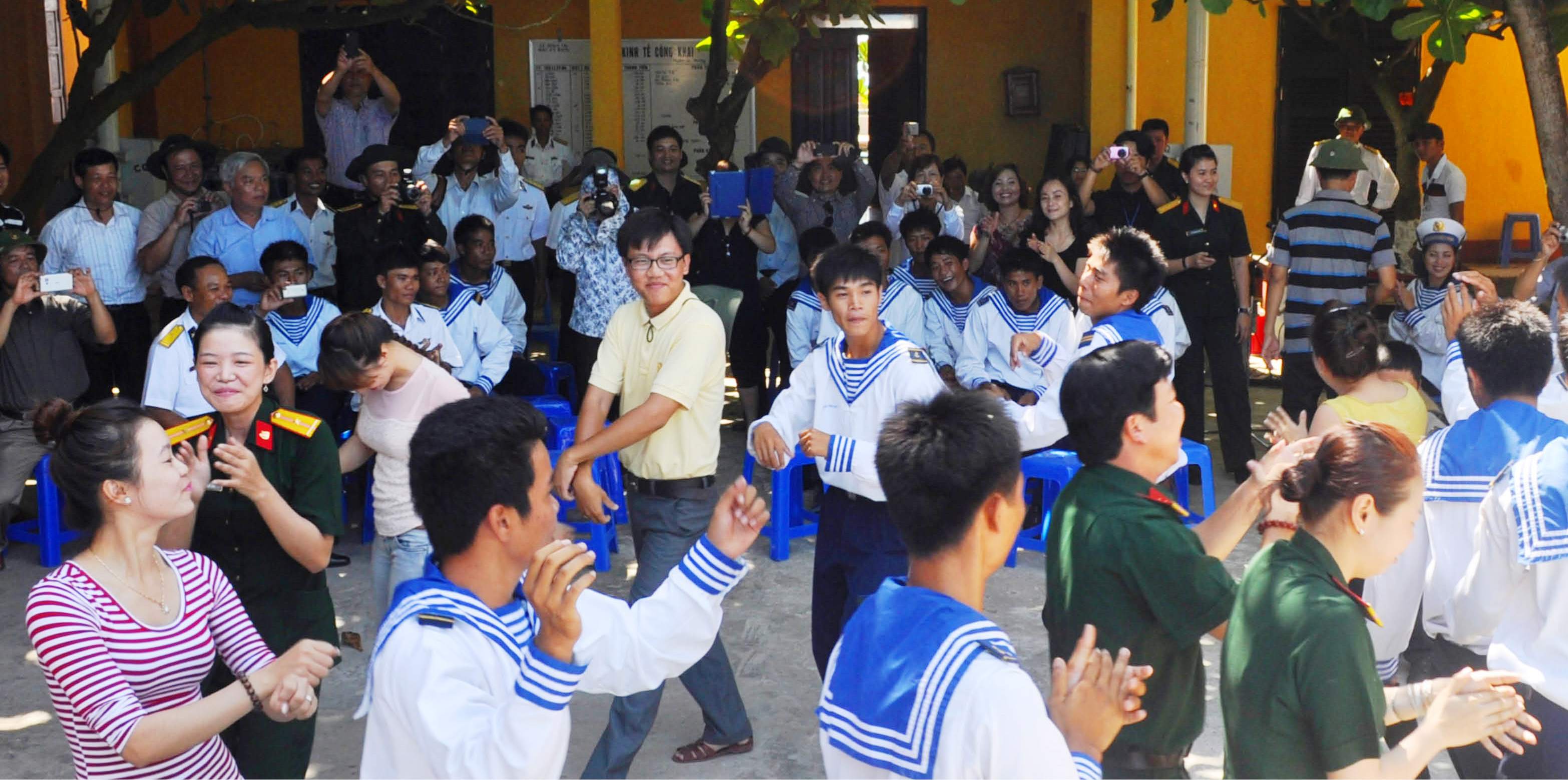 Hát cùng lính đảo Trường Sa