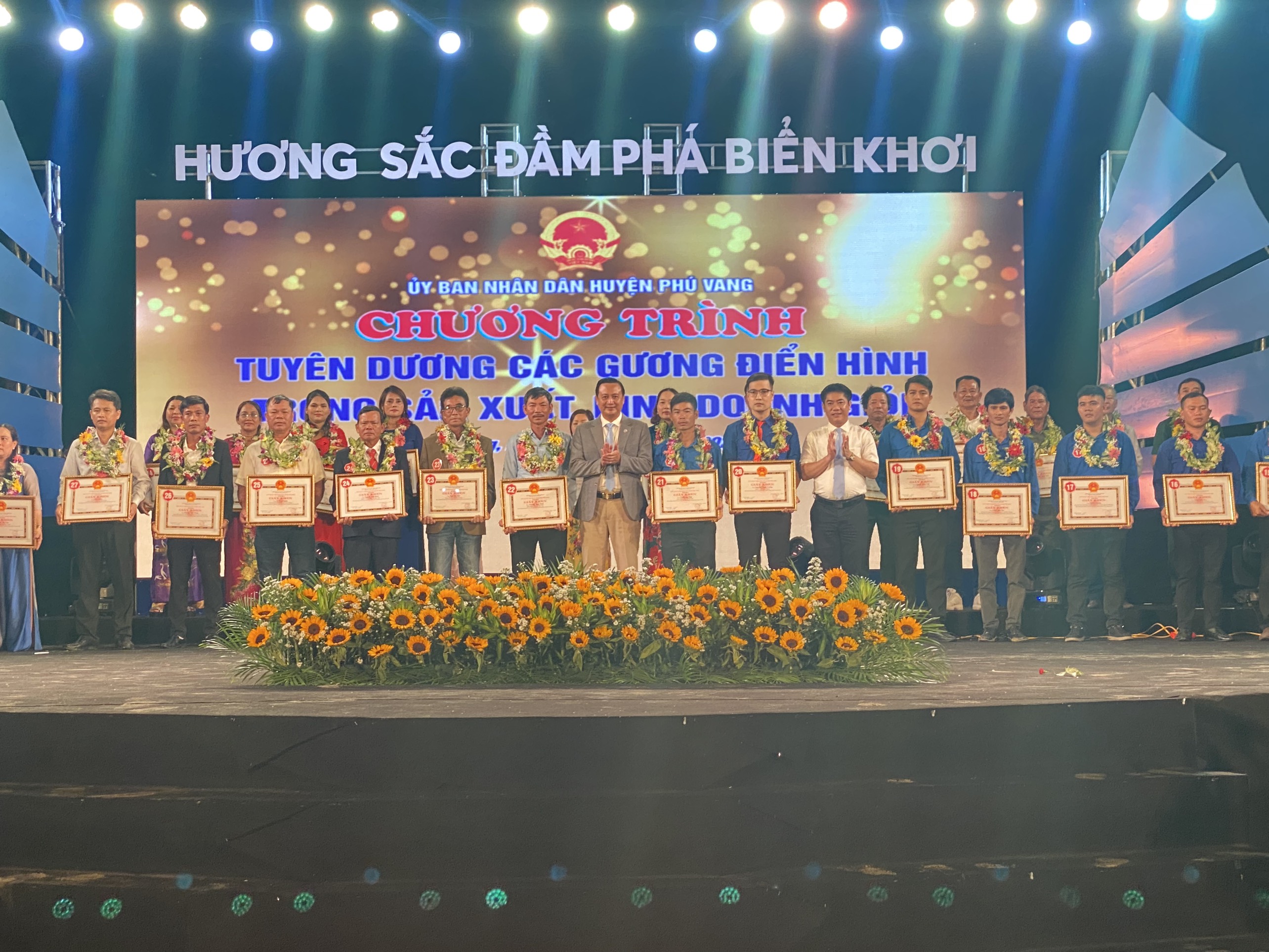 Tuyên dương 28 gương điển hình tiên tiến trong sản xuất kinh doanh giỏi