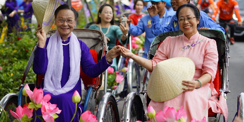 Tuần hành, quảng diễn áo dài bên dòng Hương