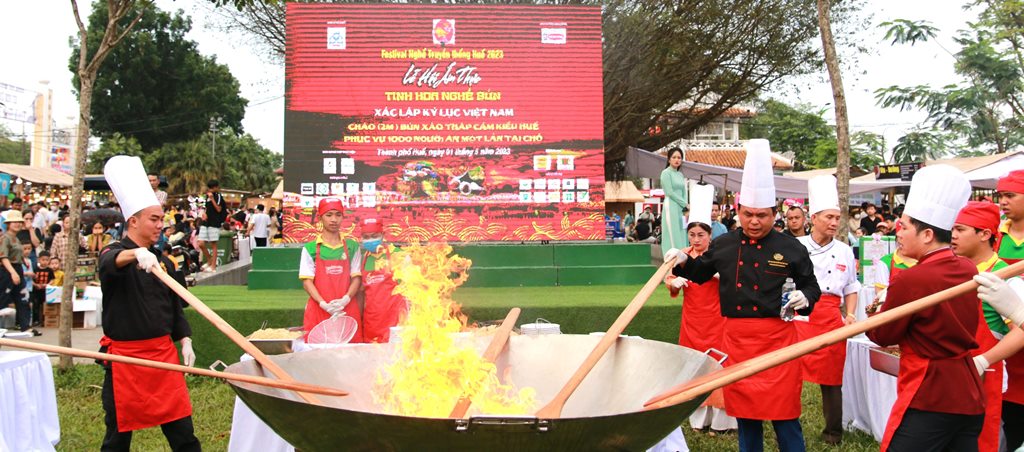 Xác lập kỷ lục với món bún xào thập cẩm kiểu Huế