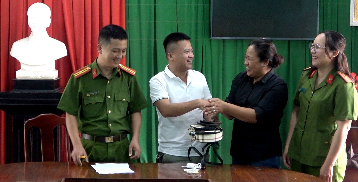 Trao trả tài sản cho du khách bị thất lạc khi du lịch dịp Festival Nghề truyền thống Huế 2023