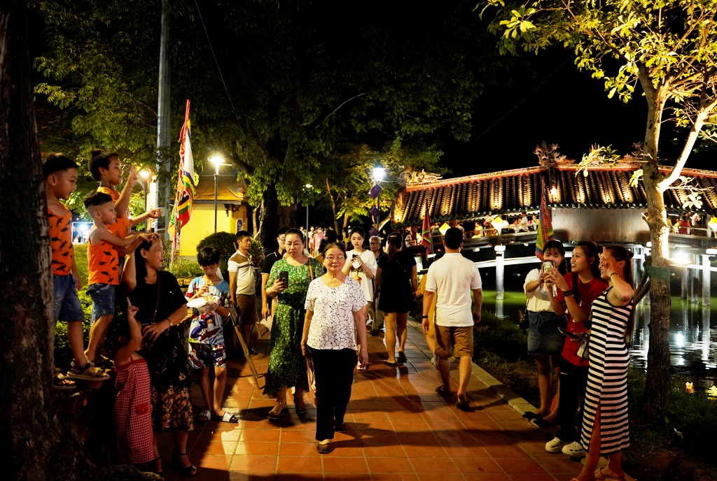 Chen chân không lọt khi về “Chợ quê ngày hội”