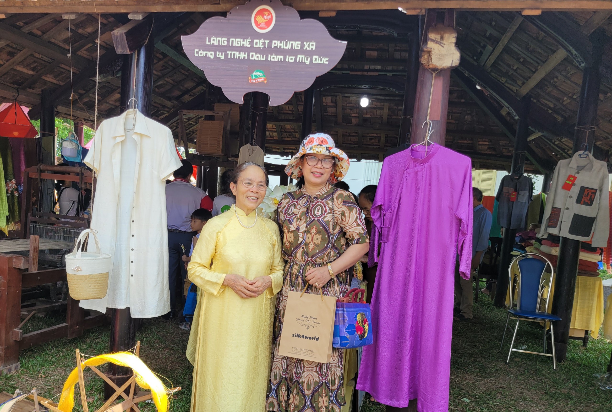 Gặp người dệt lụa từ tơ sen