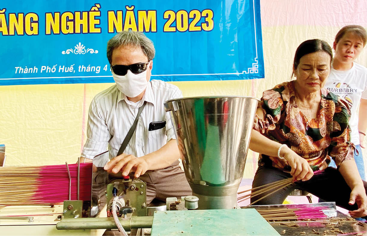 Nâng cao tay nghề cho hội viên mù, khiếm thị