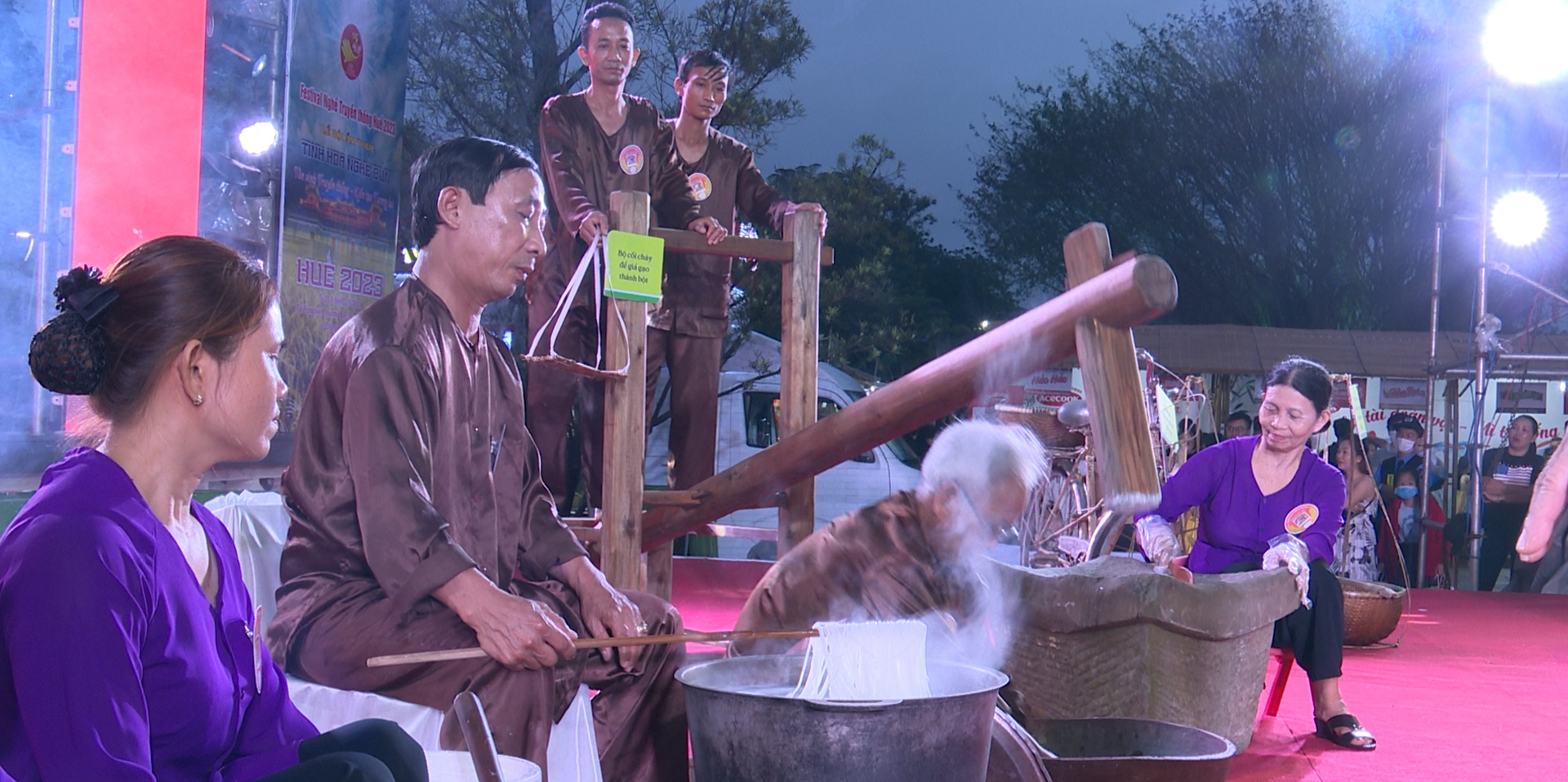 Tôn vinh tinh hoa nghề bún