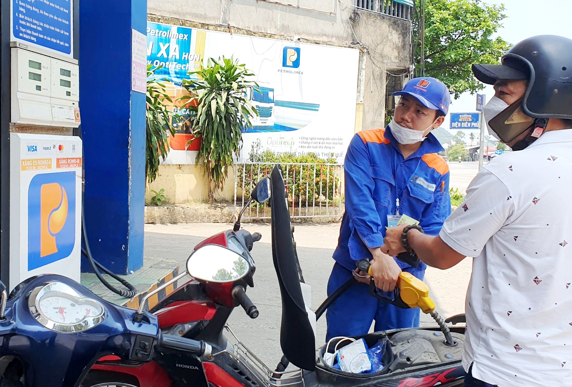 Giá xăng dầu giảm mạnh sau kỳ nghỉ lễ