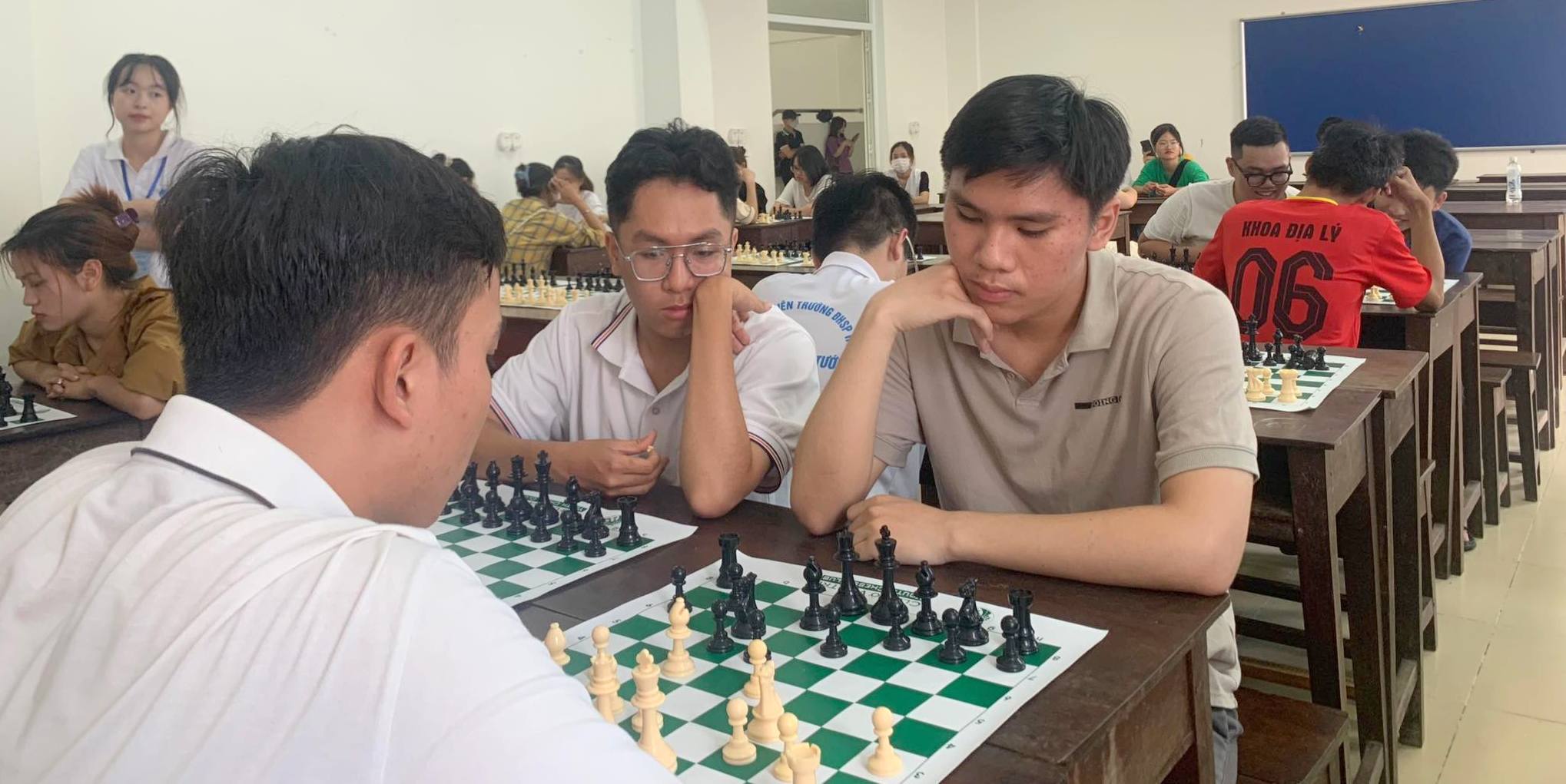 Gần 100 vận động viên tham gia giải cờ vua - cờ tướng sinh viên