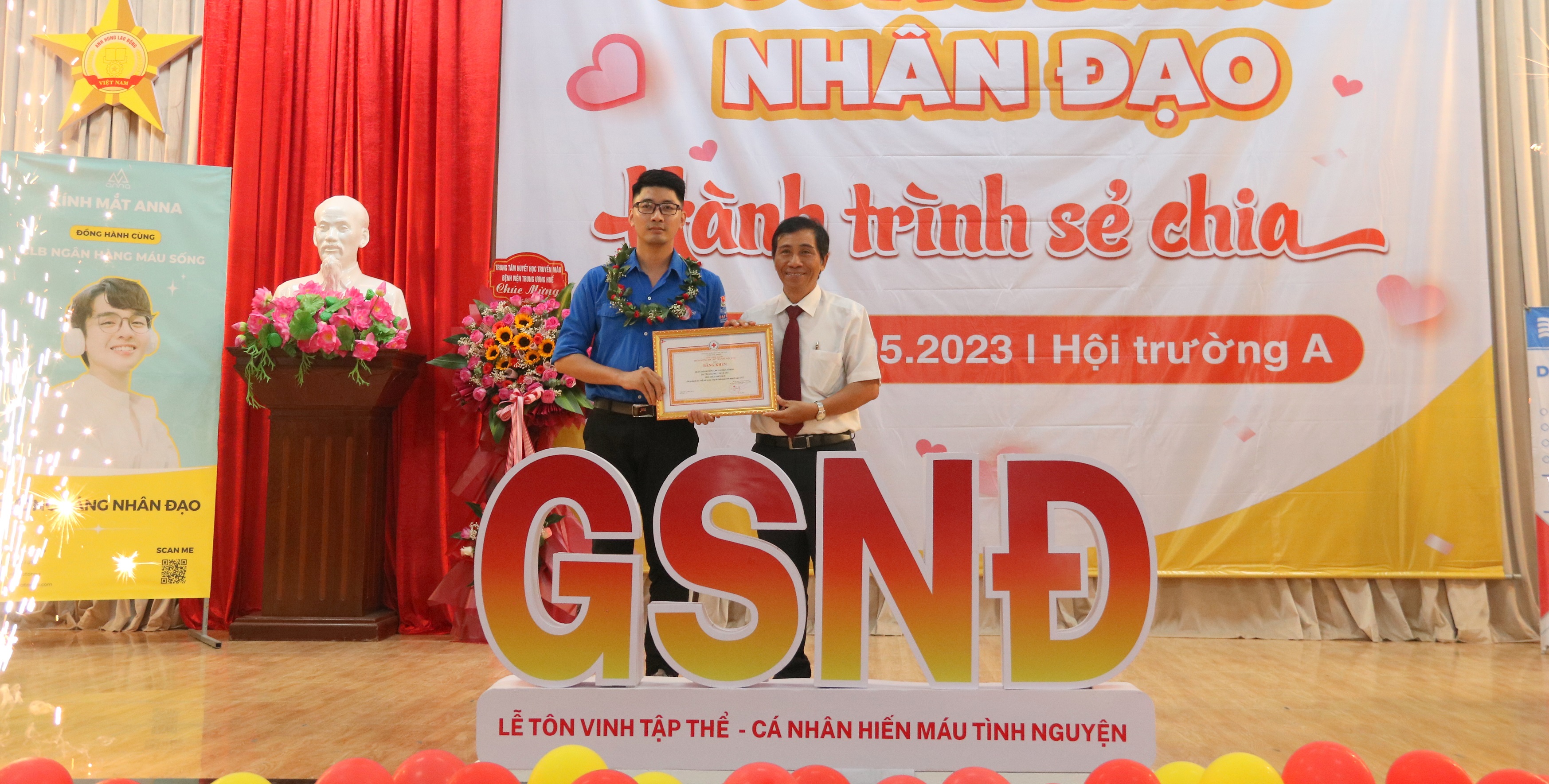 Tôn vinh, khen thưởng “Gương sáng nhân đạo”