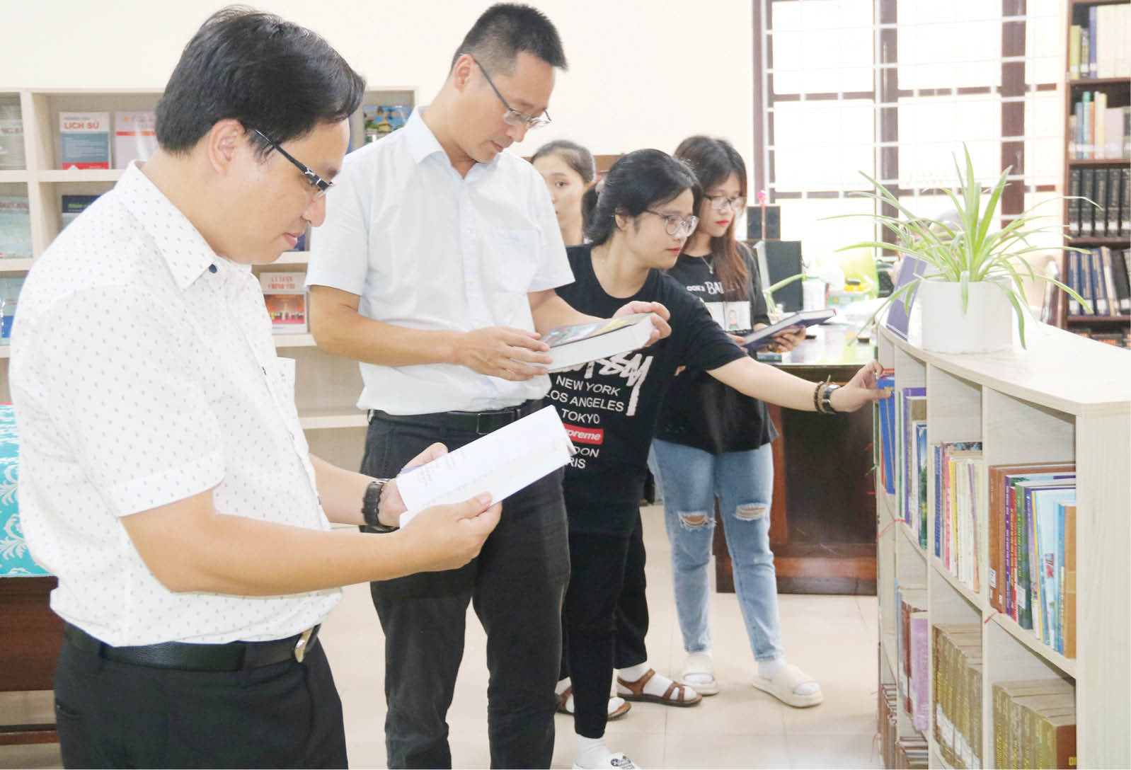 Chưa nhiều Tủ sách Huế trong trường đại học