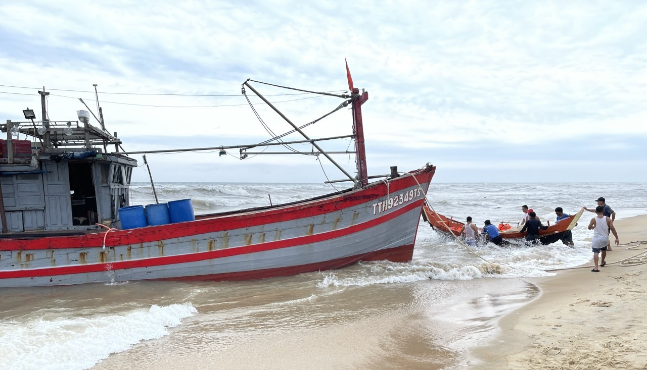 Giông lốc, 2 tàu cá gặp nạn