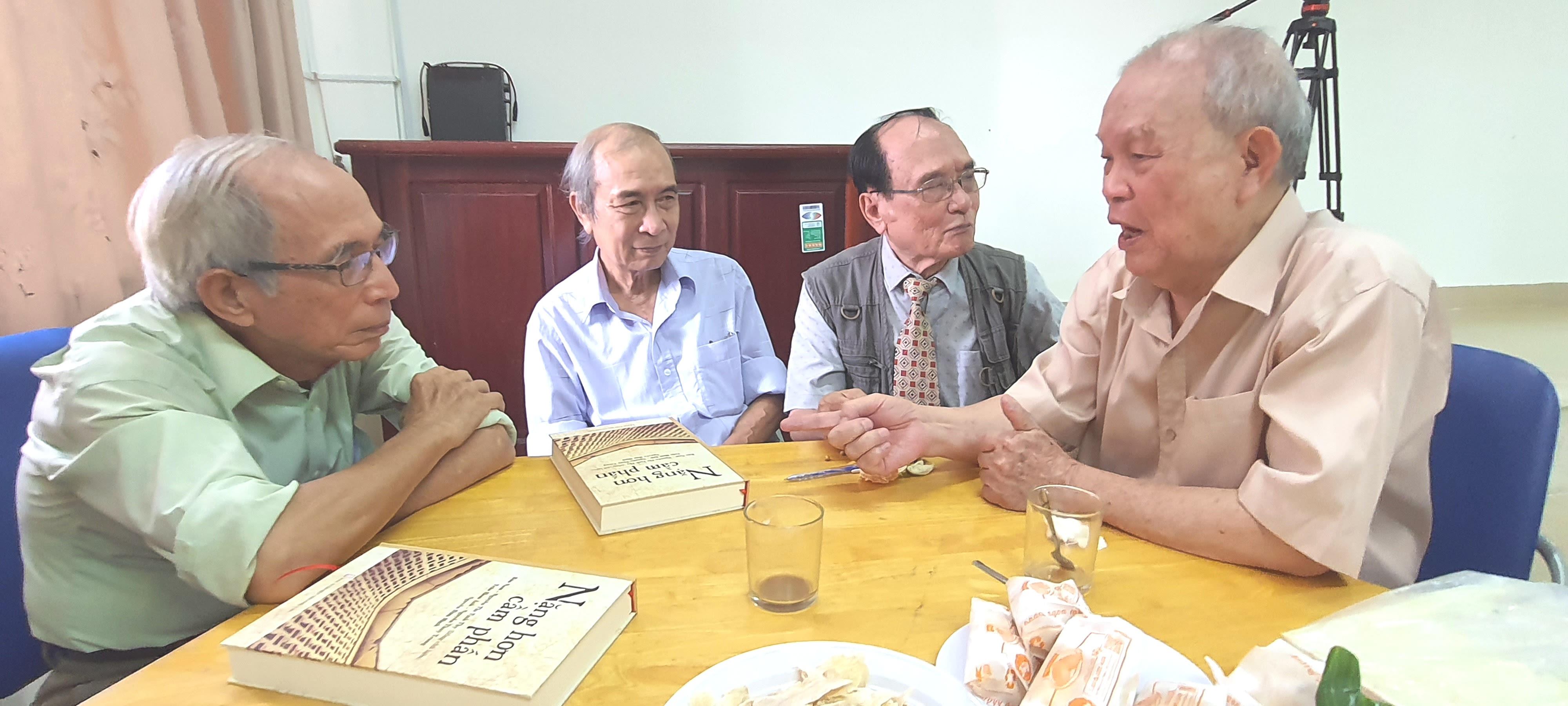 Nặng hơn cầm phấn  Tấc lòng với tiền nhân