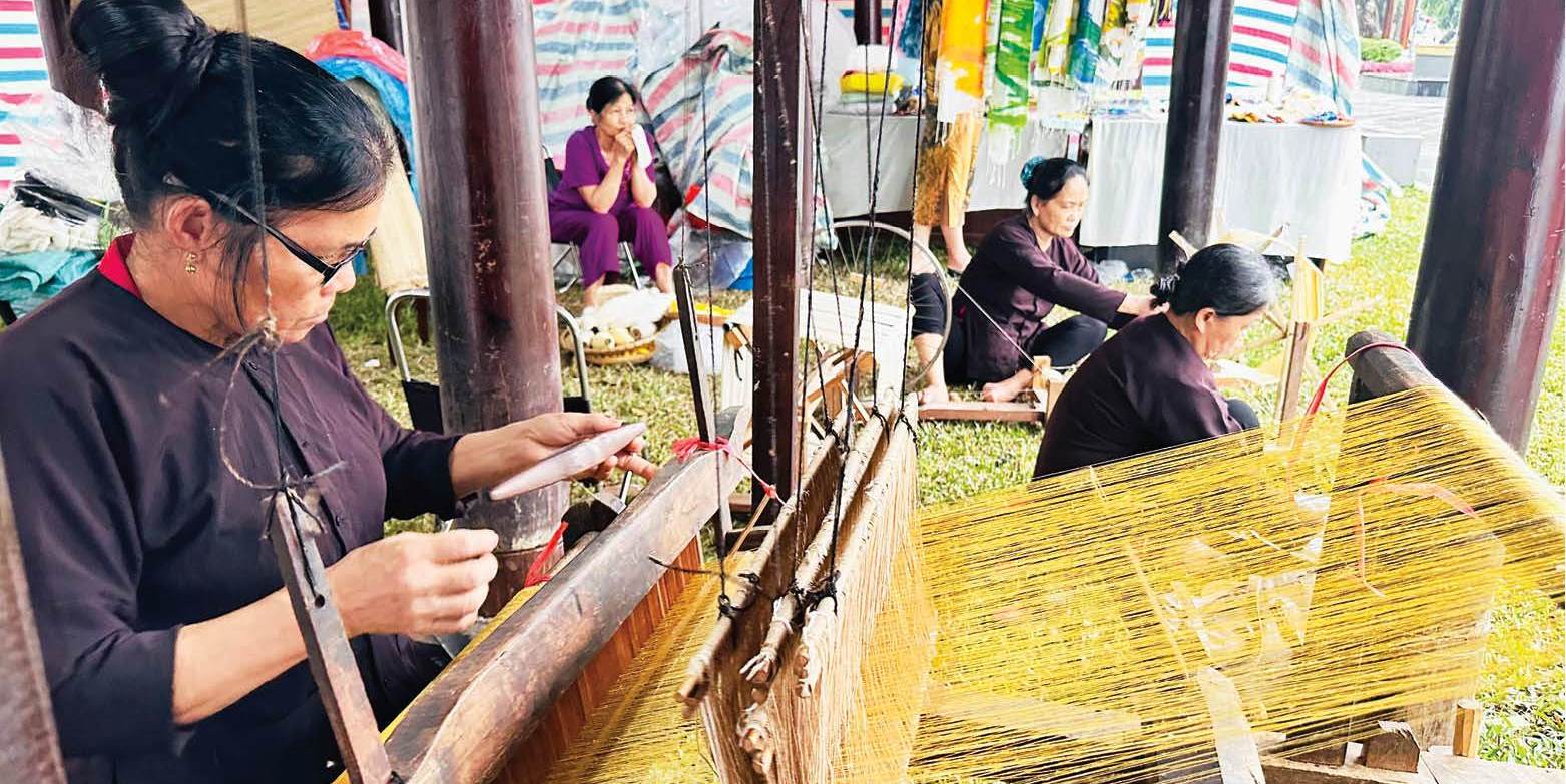 Thổ cẩm kể chuyện