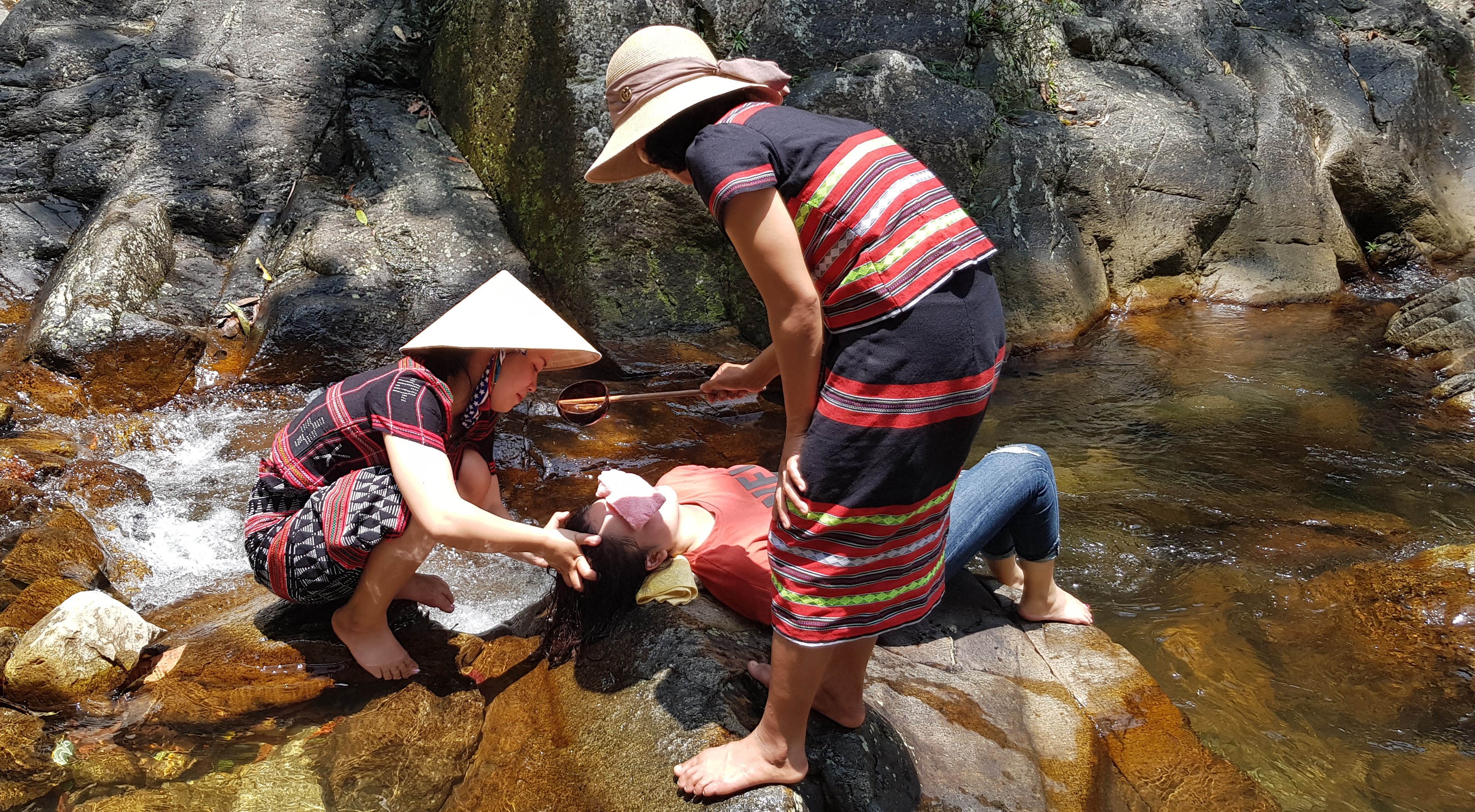 Lên A Nôr gội đầu bằng thảo dược rừng