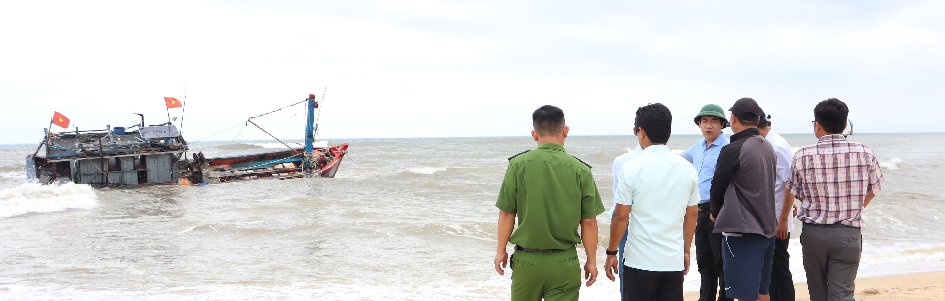 Thăm hỏi, động viên chủ các tàu cá bị đánh chìm do giông lốc