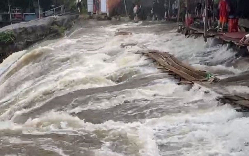 Nước lũ bất ngờ đổ về, nhiều du khách hoảng hốt