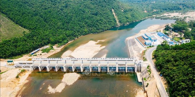 Cạn nước thủy điện, cung ứng điện gặp nhiều khó khăn