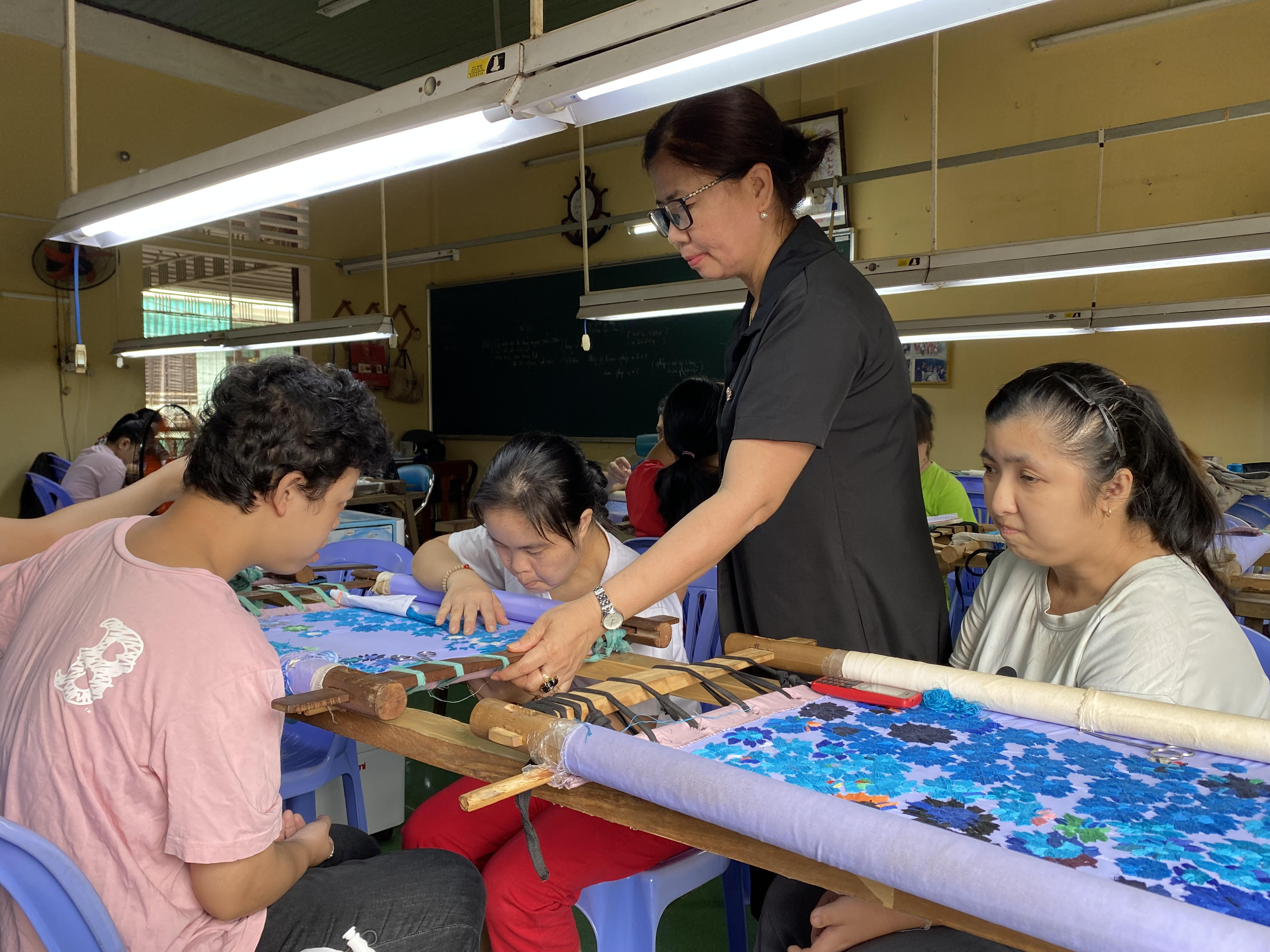 Dạy nghề và tạo việc làm cho người khuyết tật