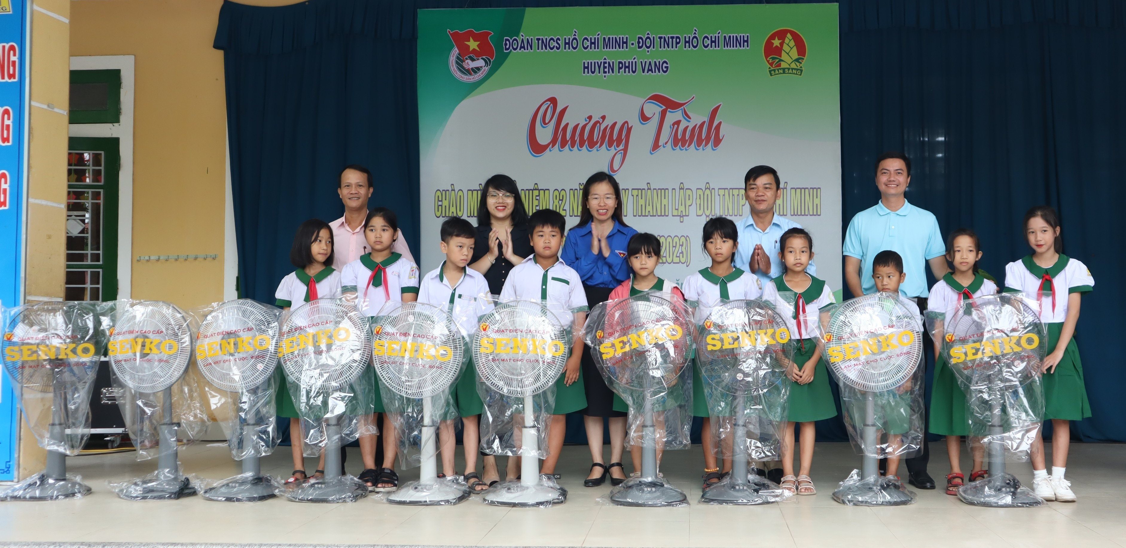 Tặng kinh phí xây dựng ngôi nhà kế hoạch nhỏ cho 10 trường tiểu học, THCS