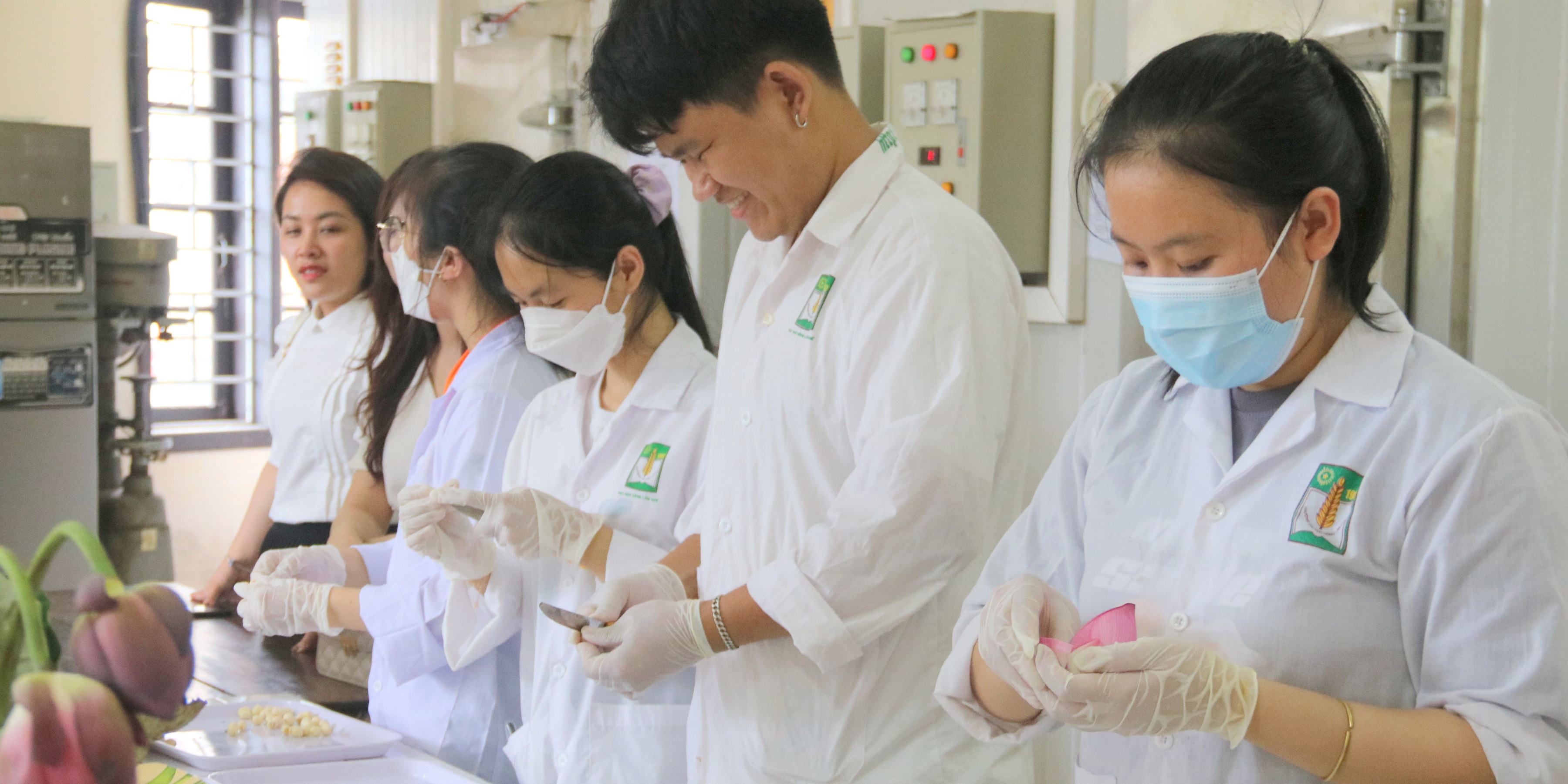 Cung cấp nguồn lực, tạo điều kiện cho sinh viên nghiên cứu khoa học