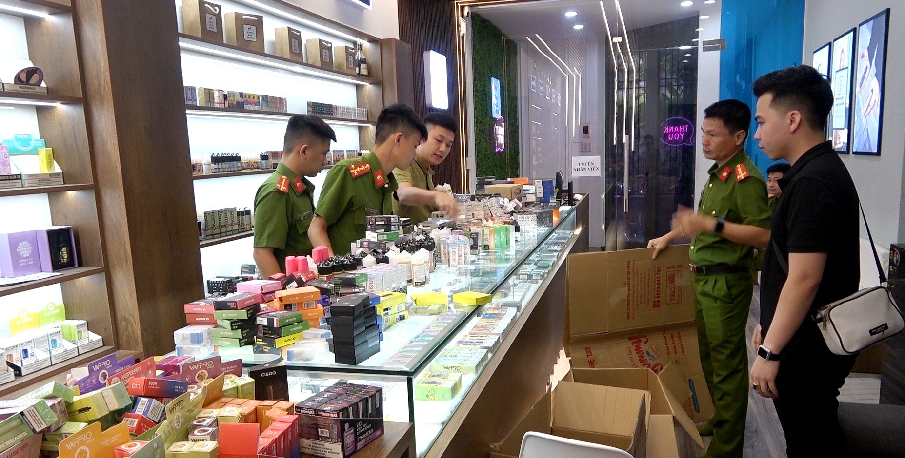 Tạm giữ hơn 1000 sản phẩm, phụ kiện thuốc lá điện tử không hợp pháp