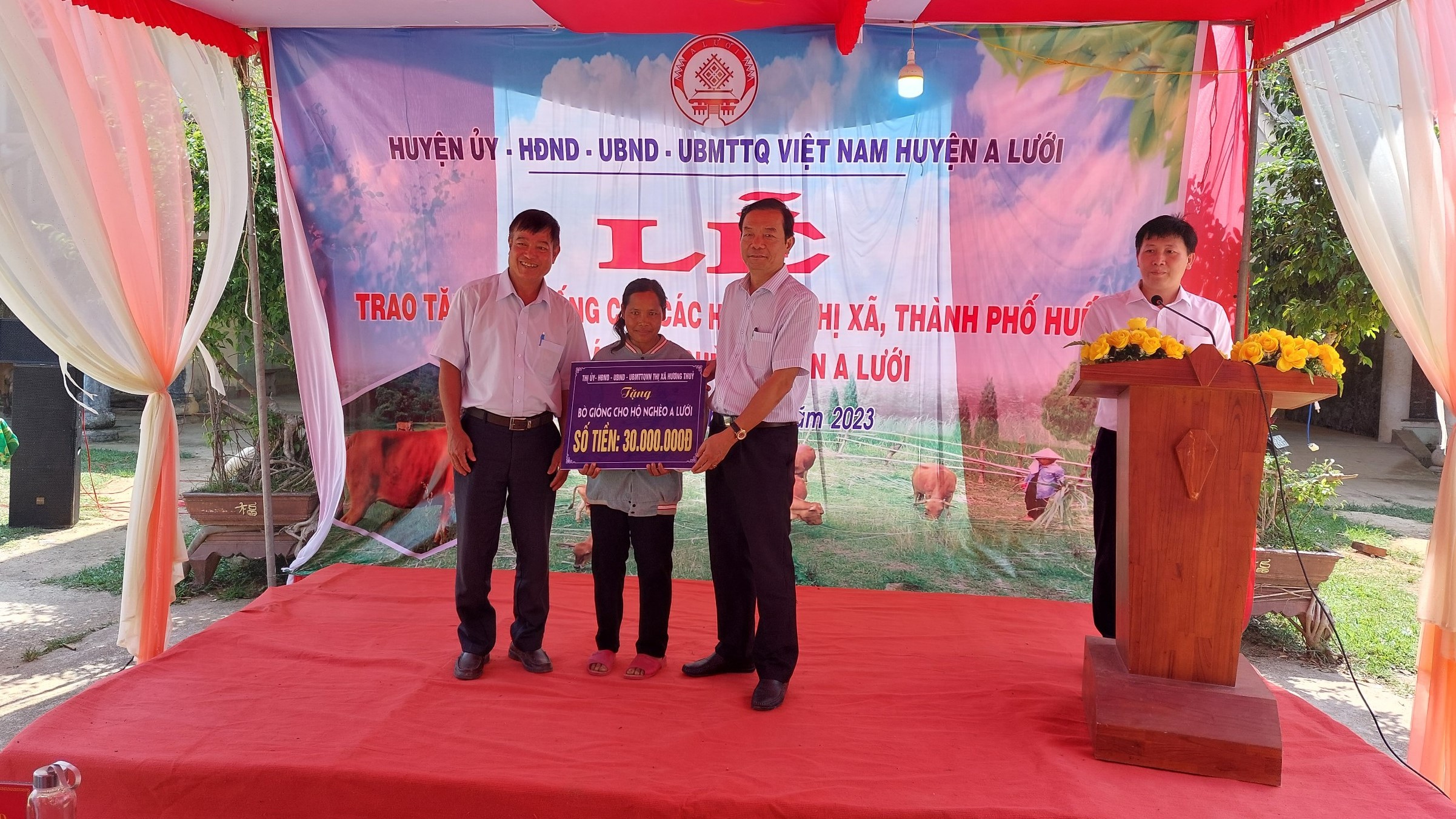 Hỗ trợ 280 triệu đồng mua bò giống tặng hộ nghèo A Lưới