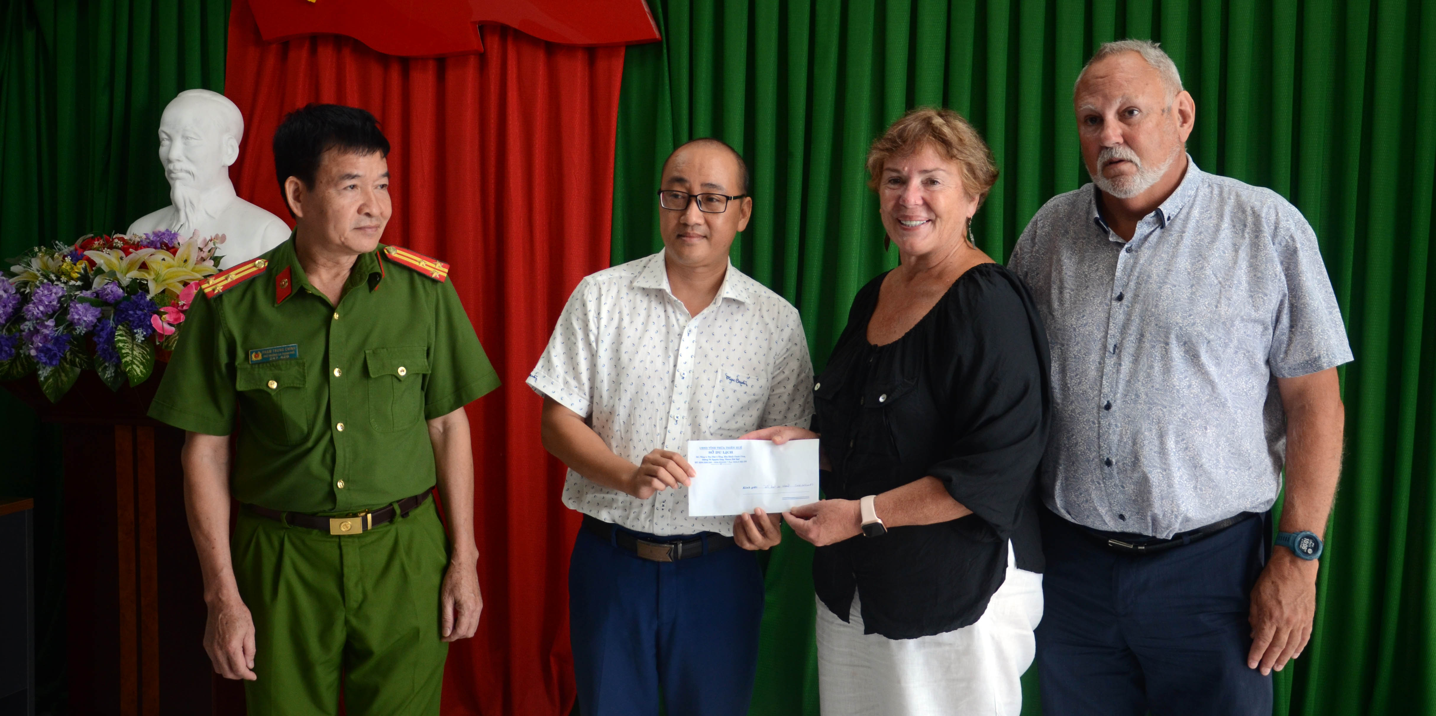 Trao trả số tiền bị nâng giá cho du khách khi đi xích lô