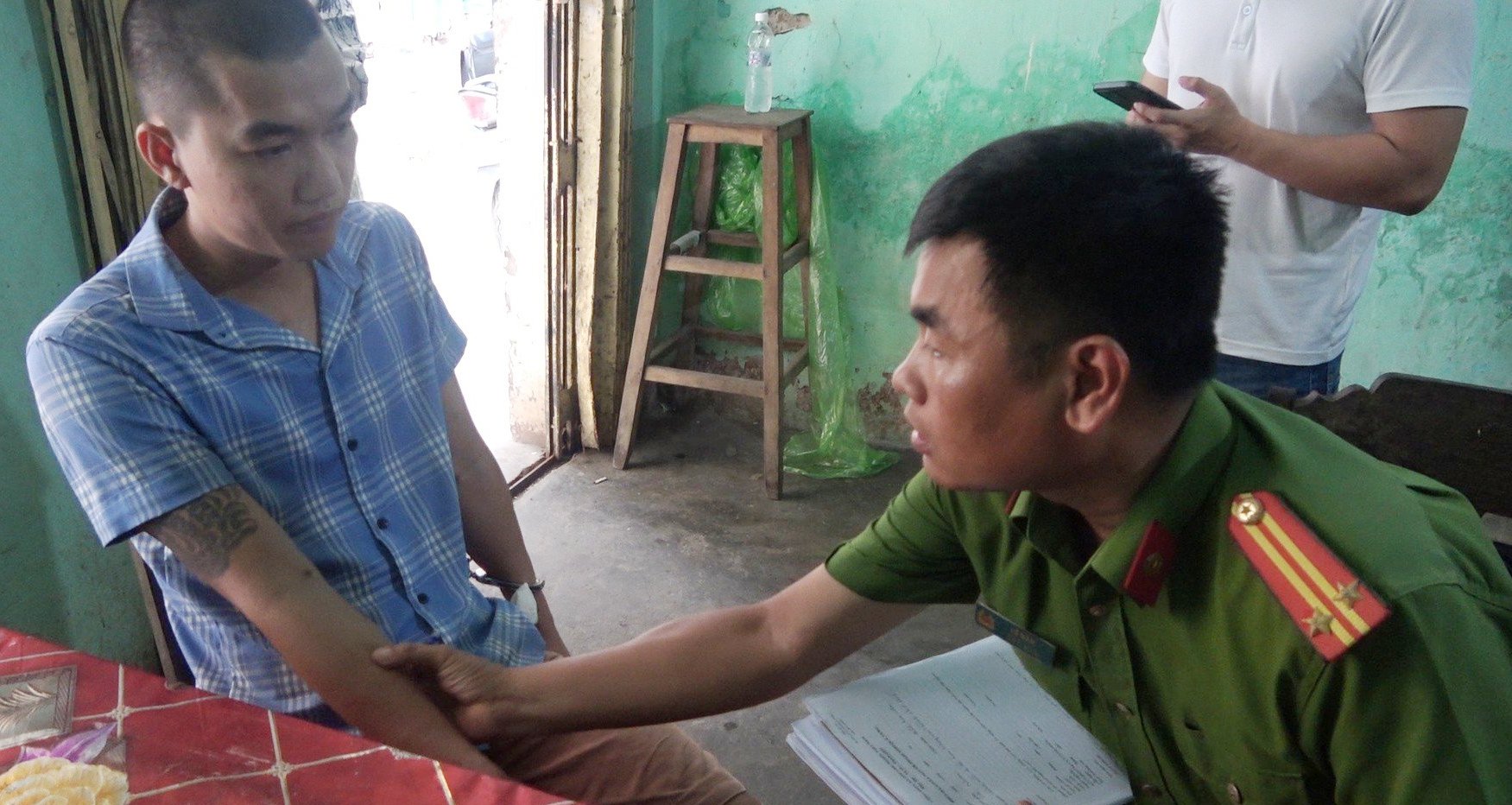 Giấu ma túy trên người thì bị công an bắt giữ