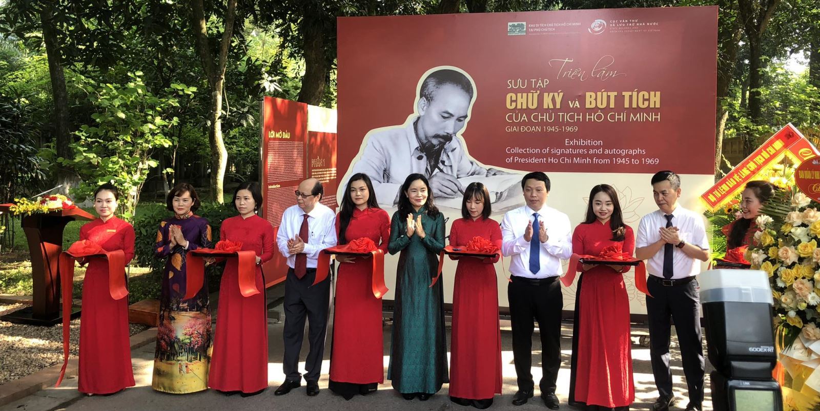 Triển lãm “Sưu tập chữ ký và bút tích của Chủ tịch Hồ Chí Minh giai đoạn 1945 – 1969”