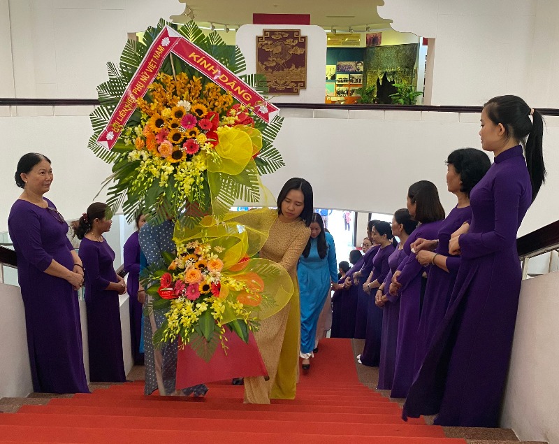 Dâng hoa kỷ niệm Ngày sinh Chủ tịch Hồ Chí Minh