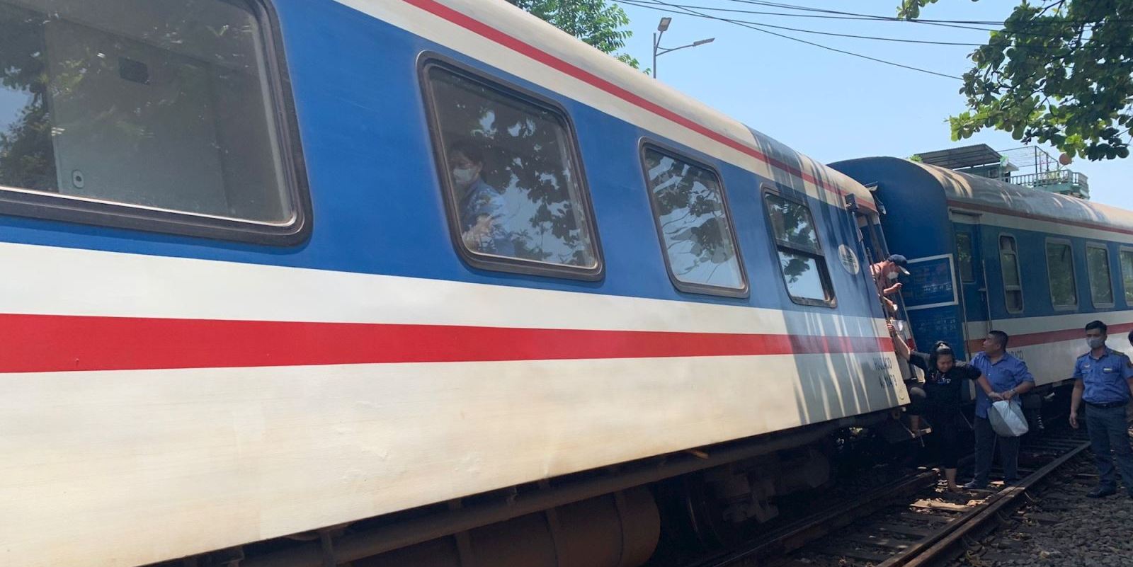 Siết chặt an toàn sau 2 vụ tàu trật bánh đường ray