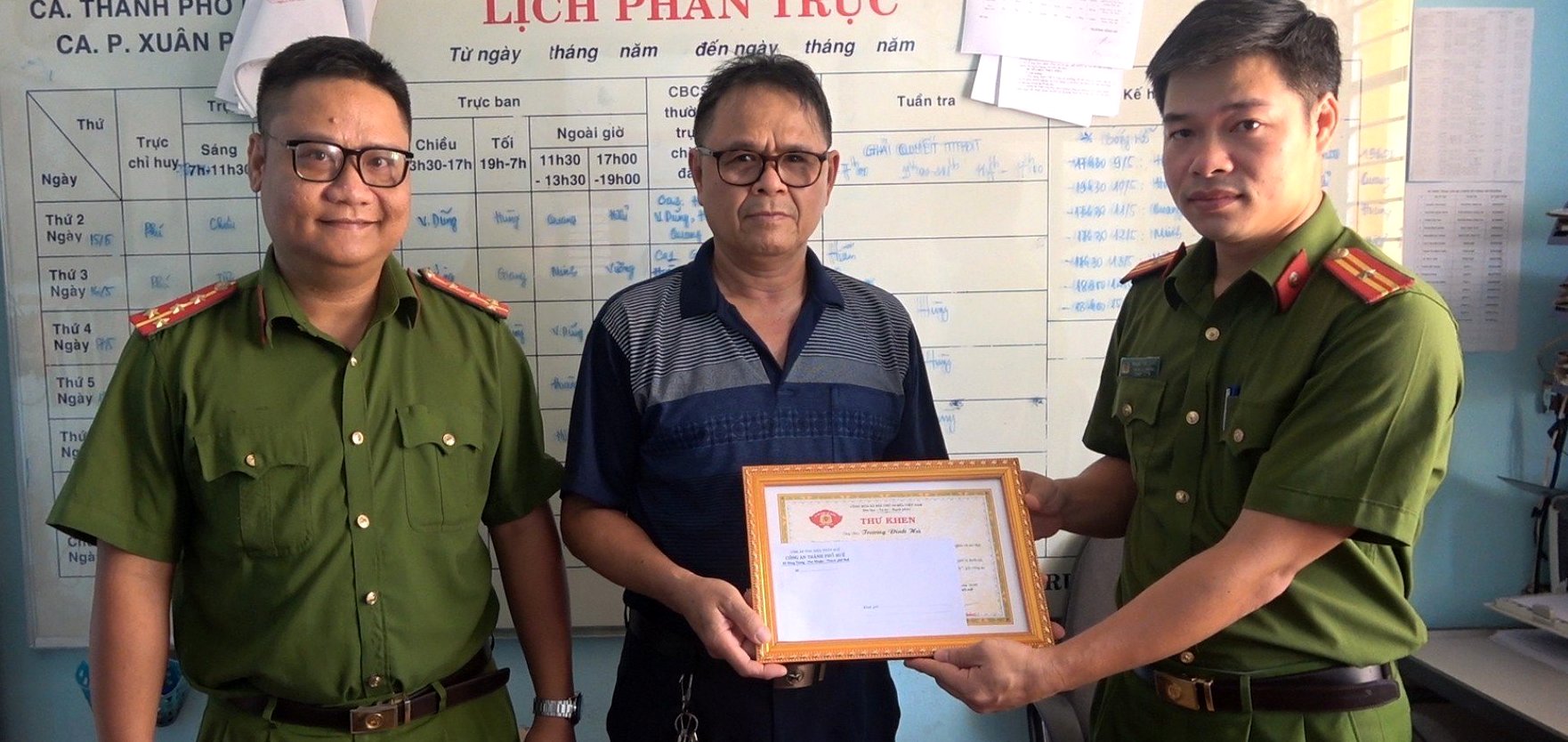 Trưởng Công an TP Huế gửi thư khen hai người dân không tham của rơi