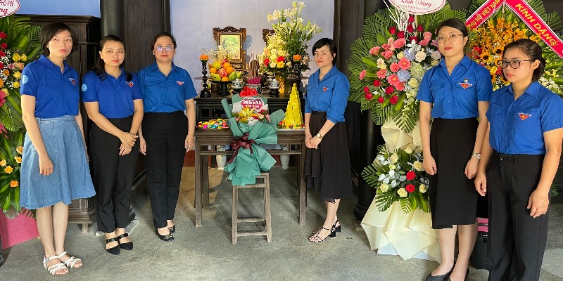 Đoàn viên dâng hoa tại Nhà lưu niệm Chủ tịch Hồ Chí Minh